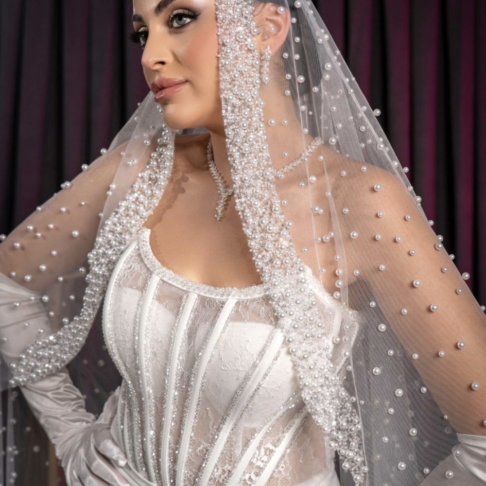Νυφικό πέπλο απόλυτα εντυπωσιακό, εξολοκλήρου στολισμένο στο χέρι με πέρλες! Ιδανικό για όσες επιθυμούν εντυπωσιακό look με λεπτομέρεια στις πέρλες!