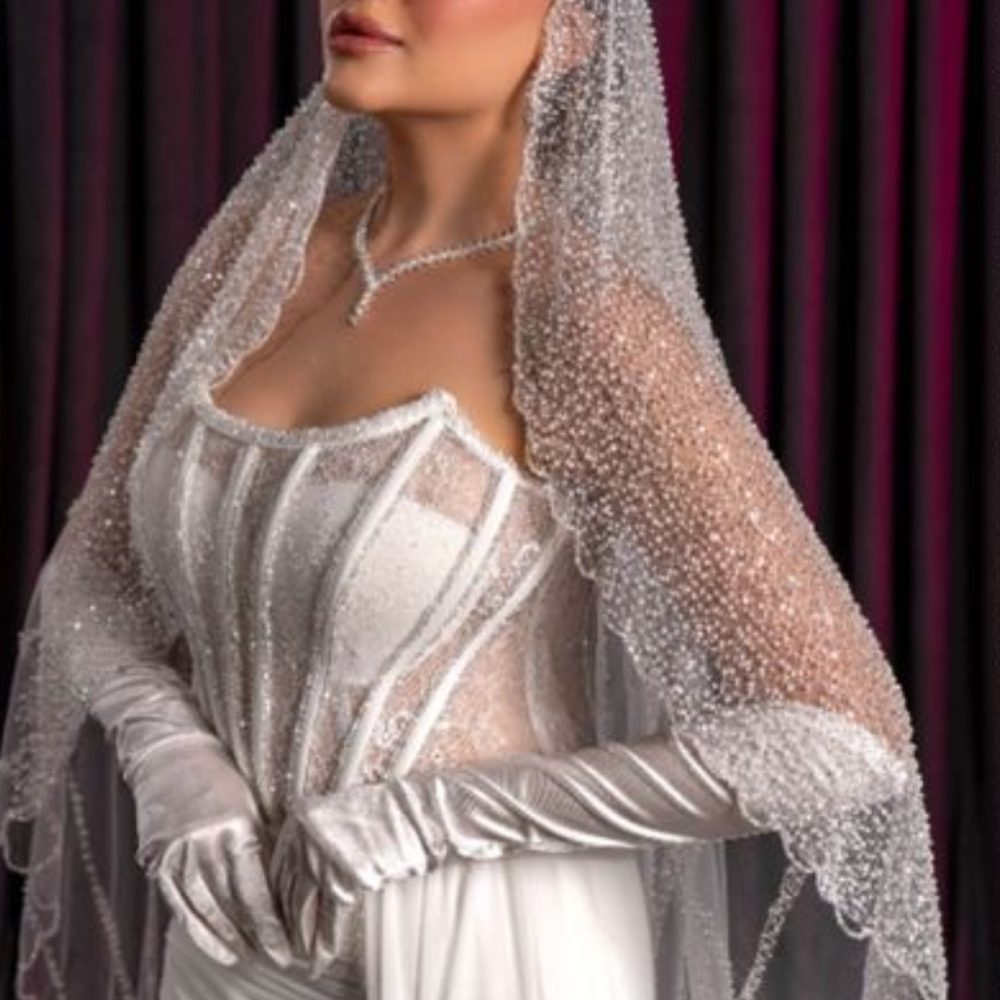 Εντυπωσιακό πέπλο στολισμένο στο χέρι με διάφανα κρυσταλλάκια & πολύ μικρές περλίτσες «χαβιάρι»! Ιδανικό για να φορεθεί με Mikado νυφικά!!