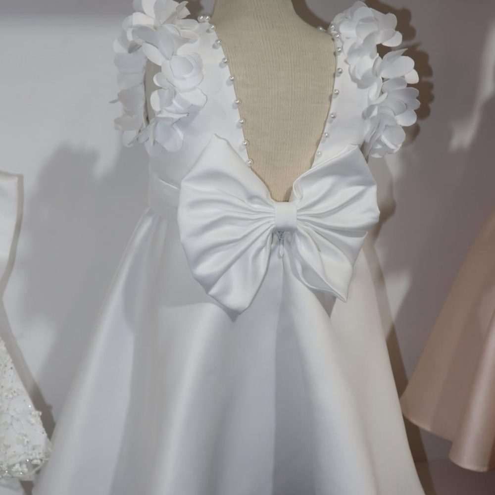 Πανέμορφο φόρεμα για παρανυφάκια! Φτιαγμένο στο χέρι & στολισμένο με ανθάκια και περλίτσες!