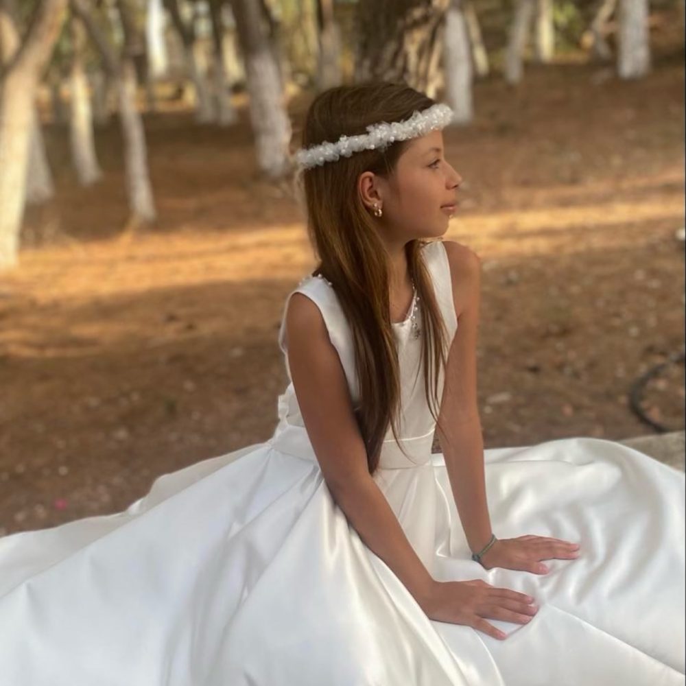 Minimal και διαχρονικό φόρεμα για παρανυφάκια! Ραμμένο στο χέρι & στολισμένο με κομψές πέρλες! - Image 5