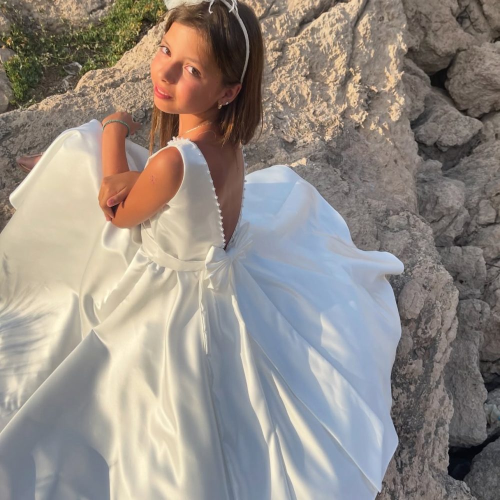 Minimal και διαχρονικό φόρεμα για παρανυφάκια! Ραμμένο στο χέρι & στολισμένο με κομψές πέρλες!