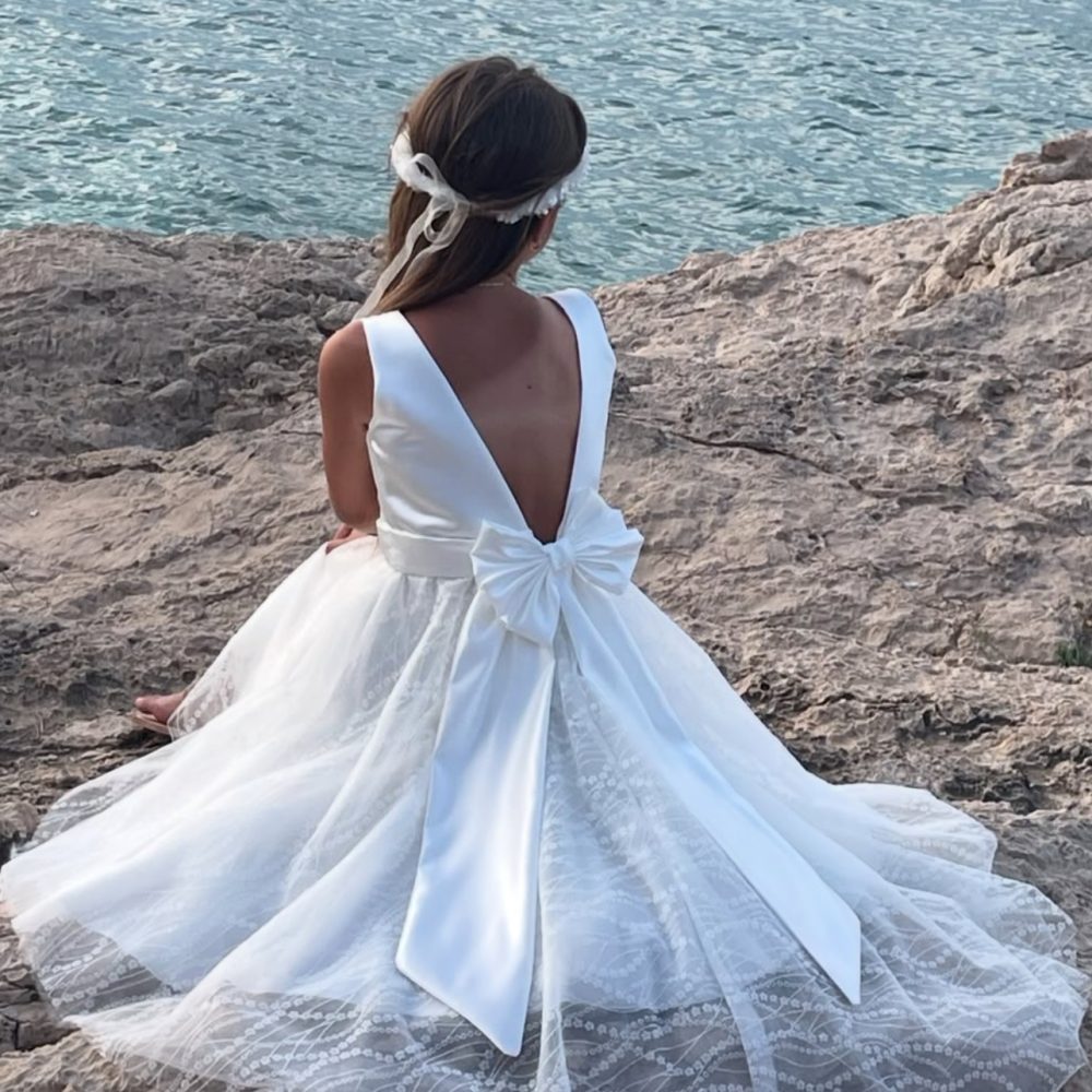 Minimal και διαχρονικό φόρεμα για παρανυφάκια! Ραμμένο στο χέρι & στολισμένο με δαντέλα με γκλίτερ!