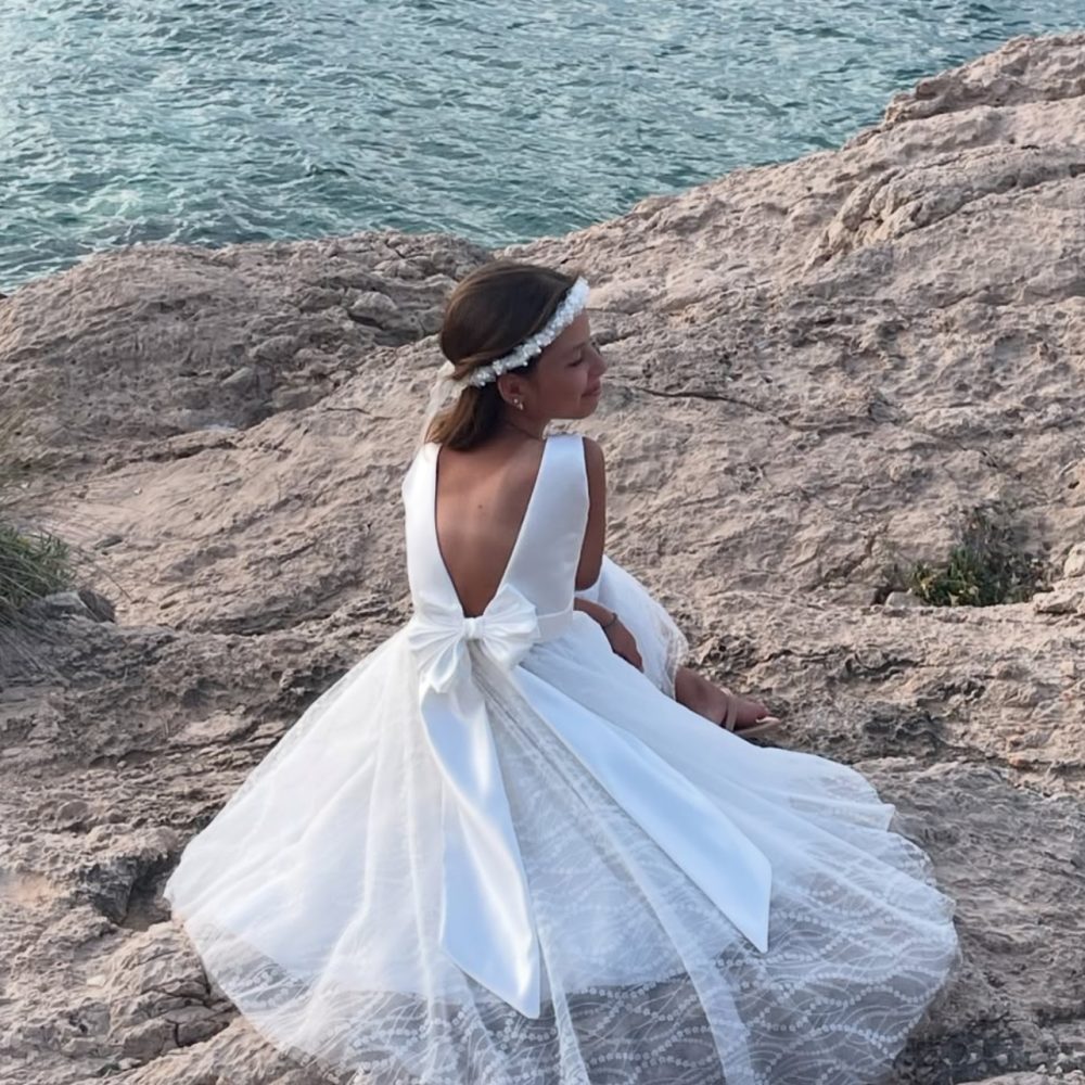 Minimal και διαχρονικό φόρεμα για παρανυφάκια! Ραμμένο στο χέρι & στολισμένο με δαντέλα με γκλίτερ! - Image 3