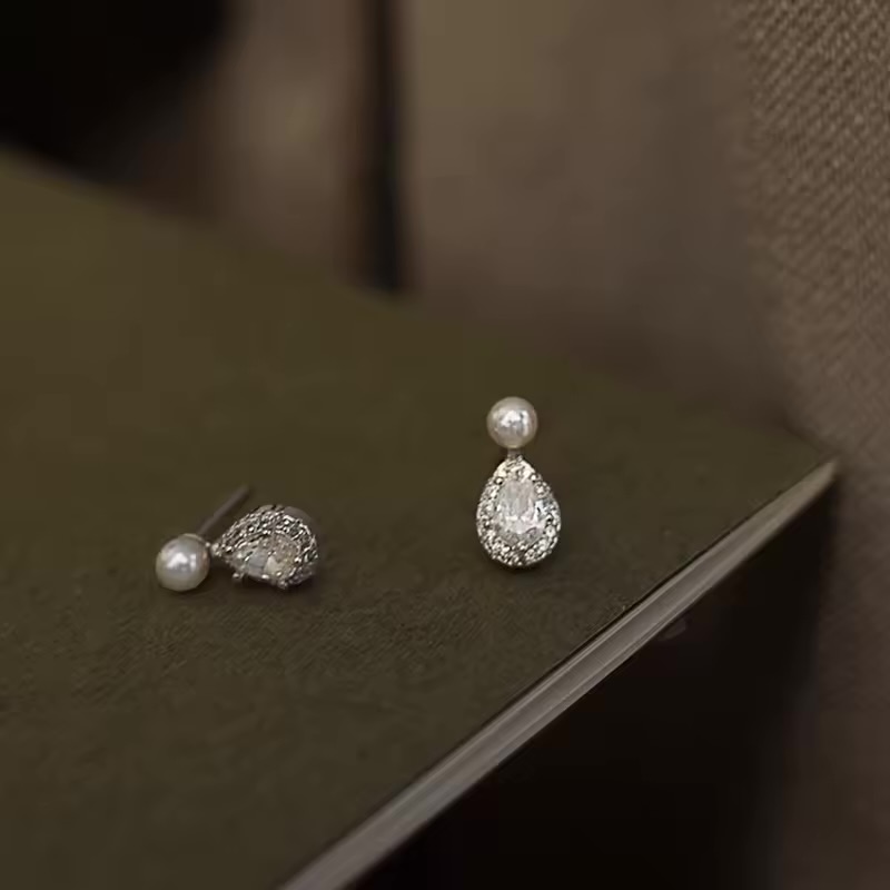 «Trudy» πολύ μικρά σκουλαρίκια με ζιργκόν & πέρλα στο κούμπωμα!