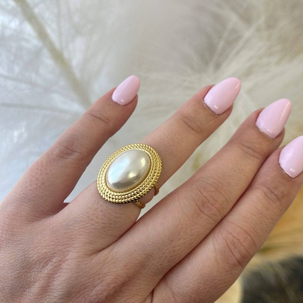 Εντυπωσιακό δαχτυλίδι με βάση ατσάλι & κεντρική πέρλα!