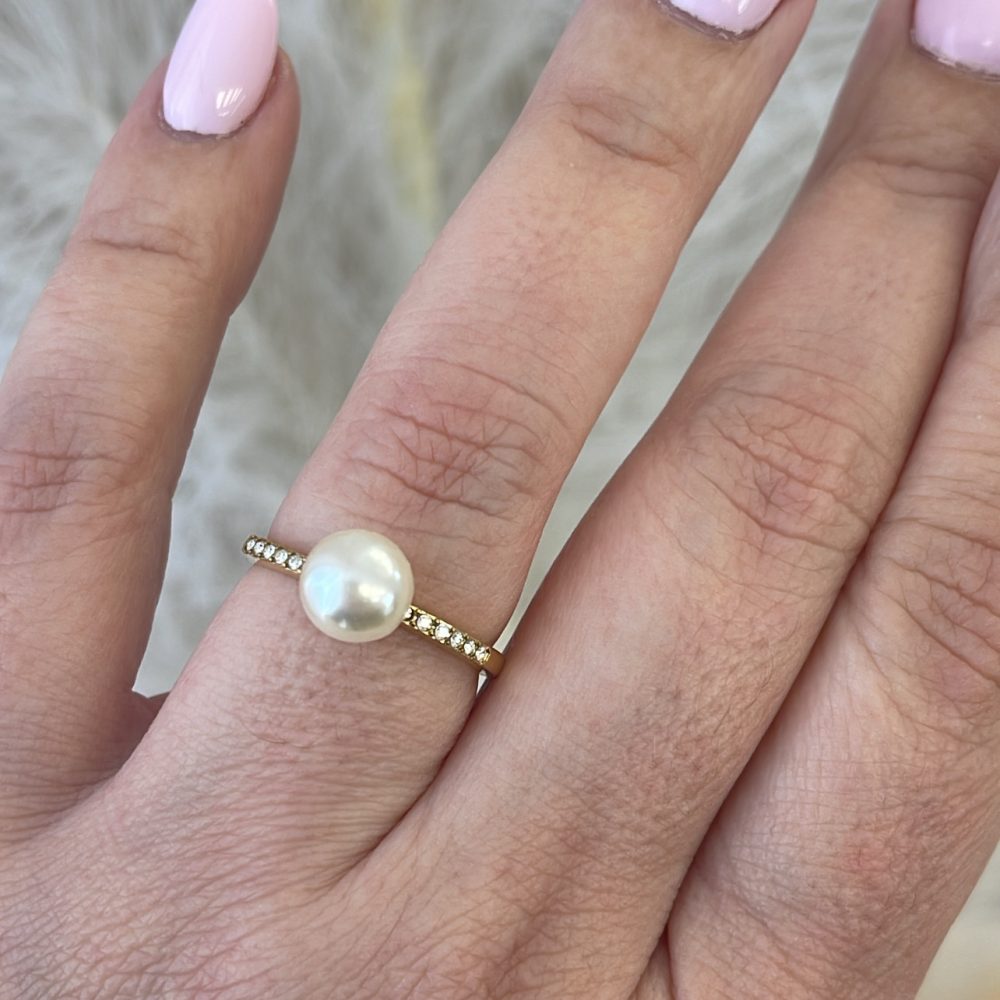 Πανέμορφο δαχτυλίδι με βάση ζιργκόν & κεντρική πέρλα!