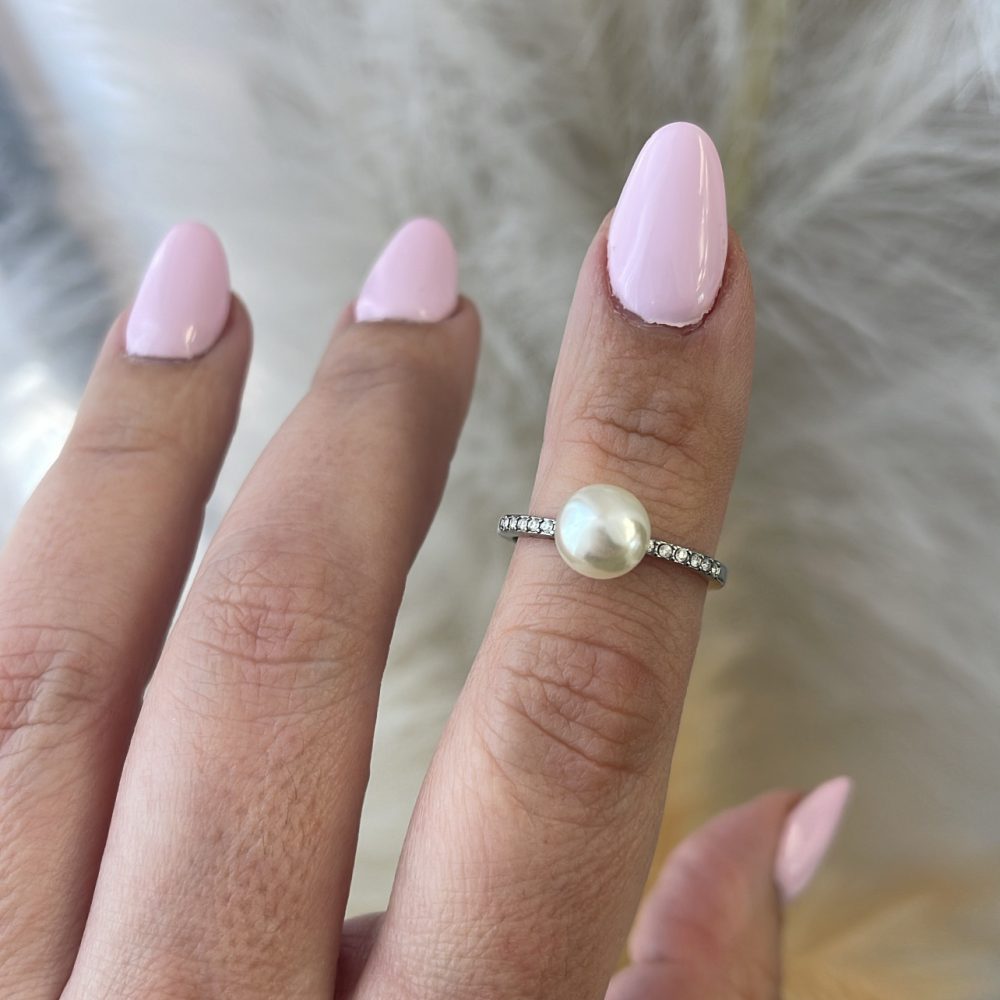 Πανέμορφο δαχτυλίδι με βάση ζιργκόν & κεντρική πέρλα!