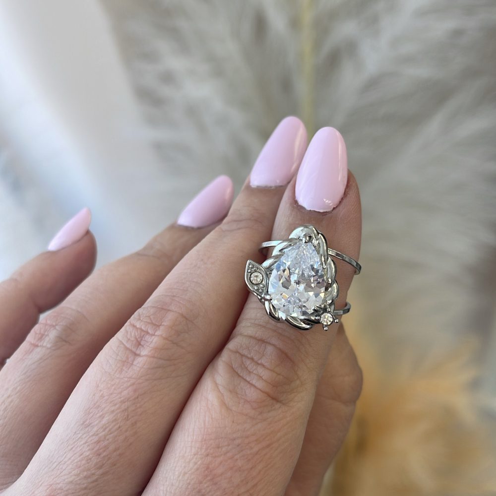 Εντυπωσιακό δαχτυλίδι με λαμπερή κεντρική πέτρα Swarovski!