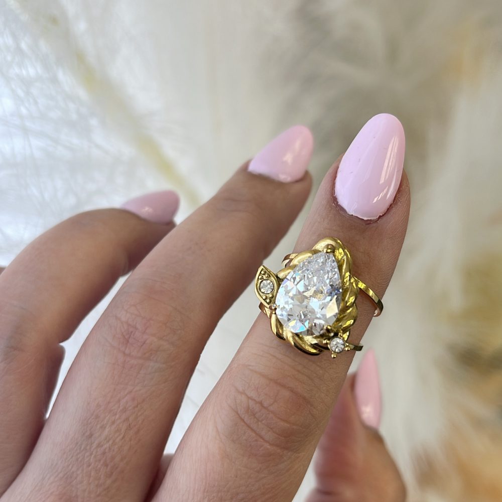 Εντυπωσιακό δαχτυλίδι με λαμπερή κεντρική πέτρα Swarovski!