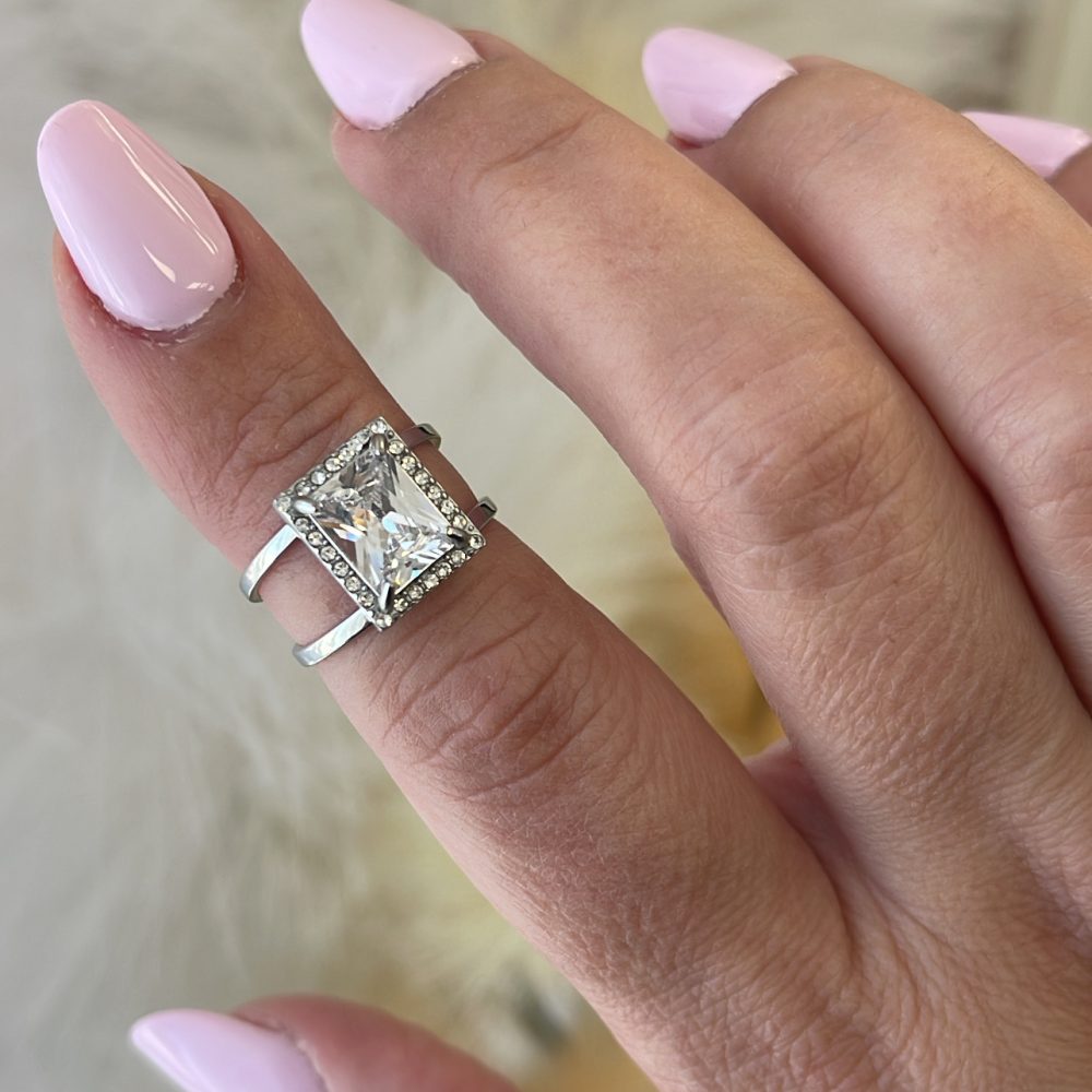 Δαχτυλίδι με βάση ατσάλι & κεντρική πέτρα Swarovski!